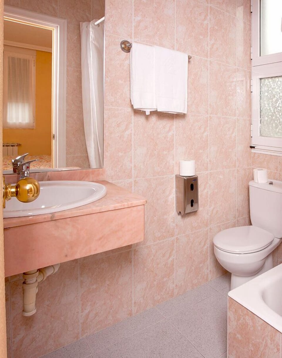 Twin Room | Bathroom | Bathtub, free toiletries, hair dryer, towels