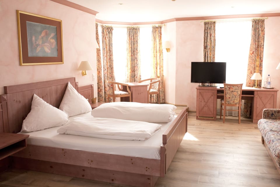 In-room safe, WiFi (free), bed sheets