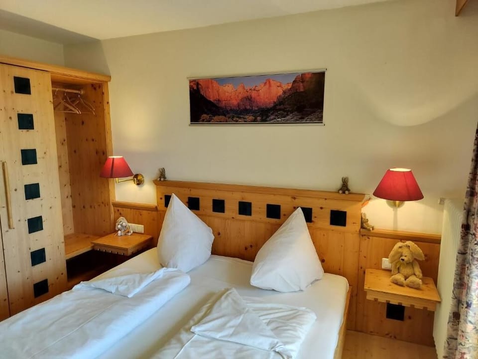 Business Single Room, 1 Bedroom | In-room safe, WiFi (free), bed sheets