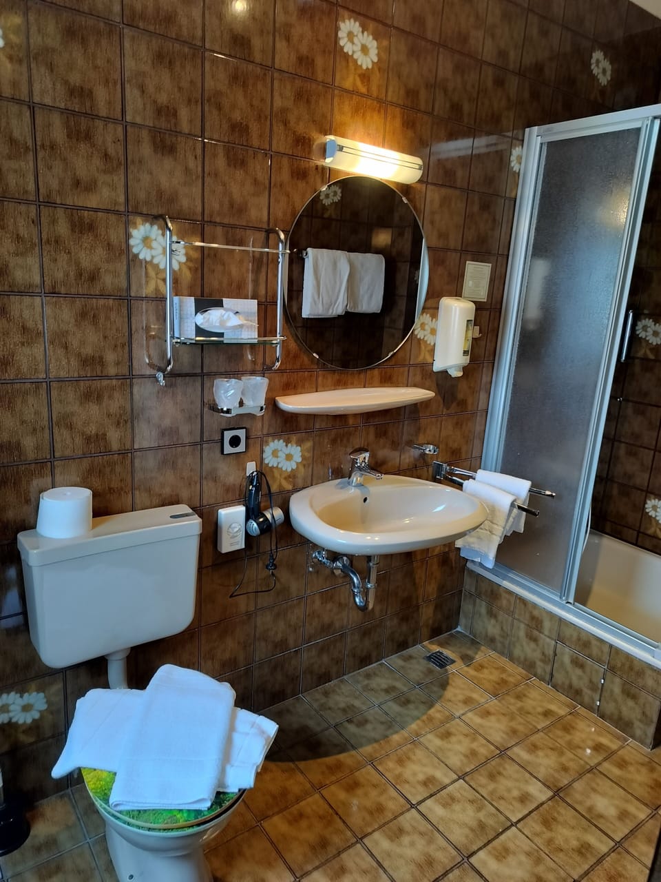 Basic Single Room, 1 Twin Bed, Non Smoking, Ensuite | Bathroom | Shower, hair dryer, towels