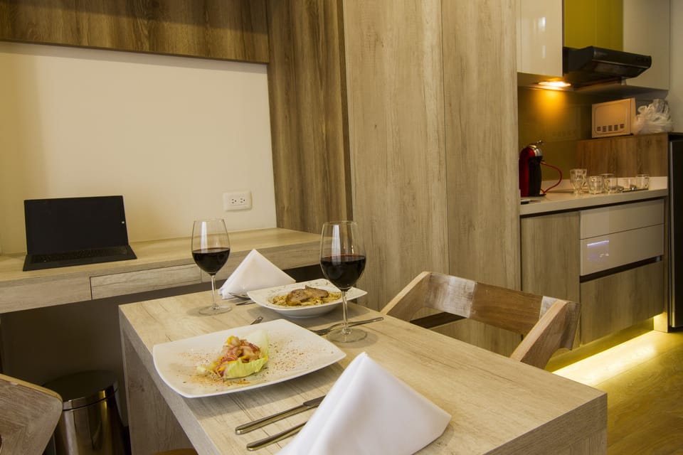 Studio Suite, 2 Twin Beds | In-room dining