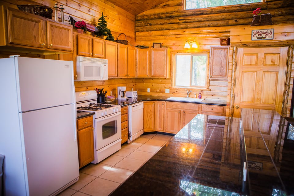Henry's Fork Cabin | Private kitchen