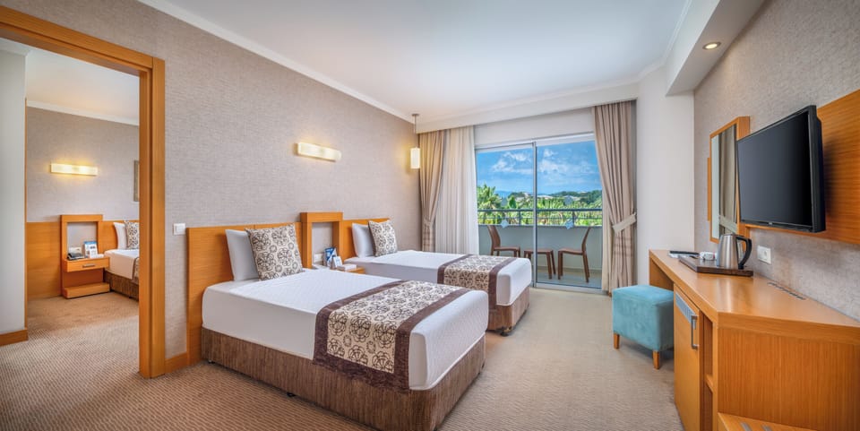 Family Connecting Rooms | Minibar, in-room safe, bed sheets