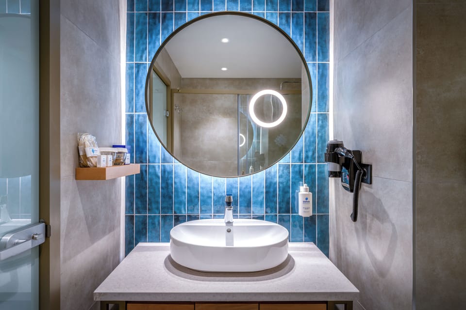 Standard Land View Room | Bathroom | Combined shower/tub, free toiletries, hair dryer, towels