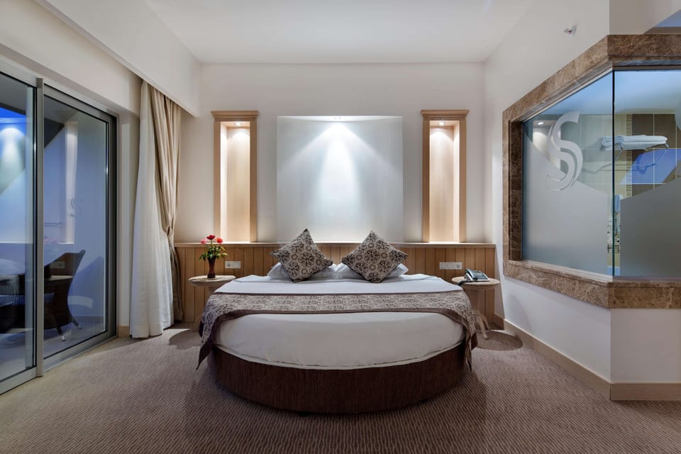 Minibar, in-room safe, bed sheets