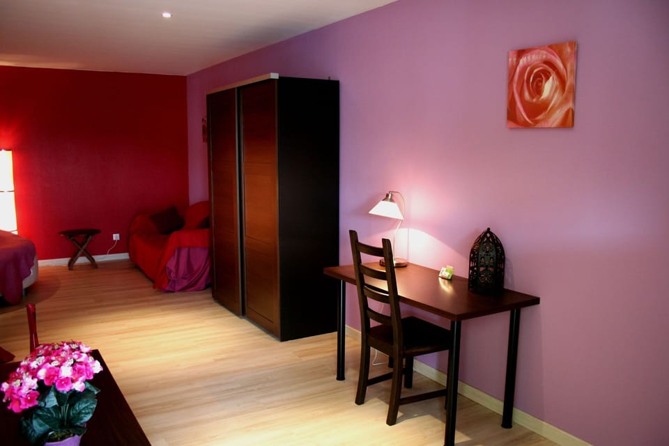Standard Suite | Desk, soundproofing, iron/ironing board, free cribs/infant beds