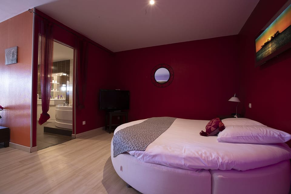 Standard Suite | Desk, soundproofing, iron/ironing board, free cribs/infant beds