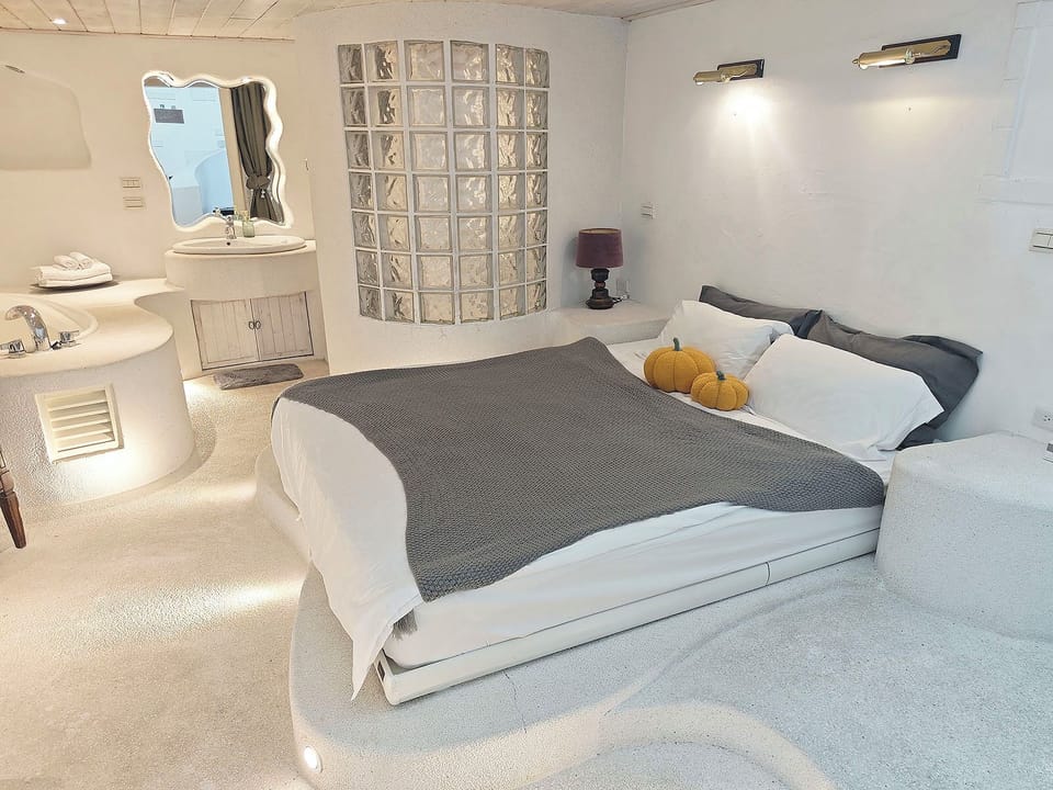 Luxury Double Room, 1 King Bed, Ocean View, Garden Area | 1 bedroom, individually decorated, individually furnished, desk
