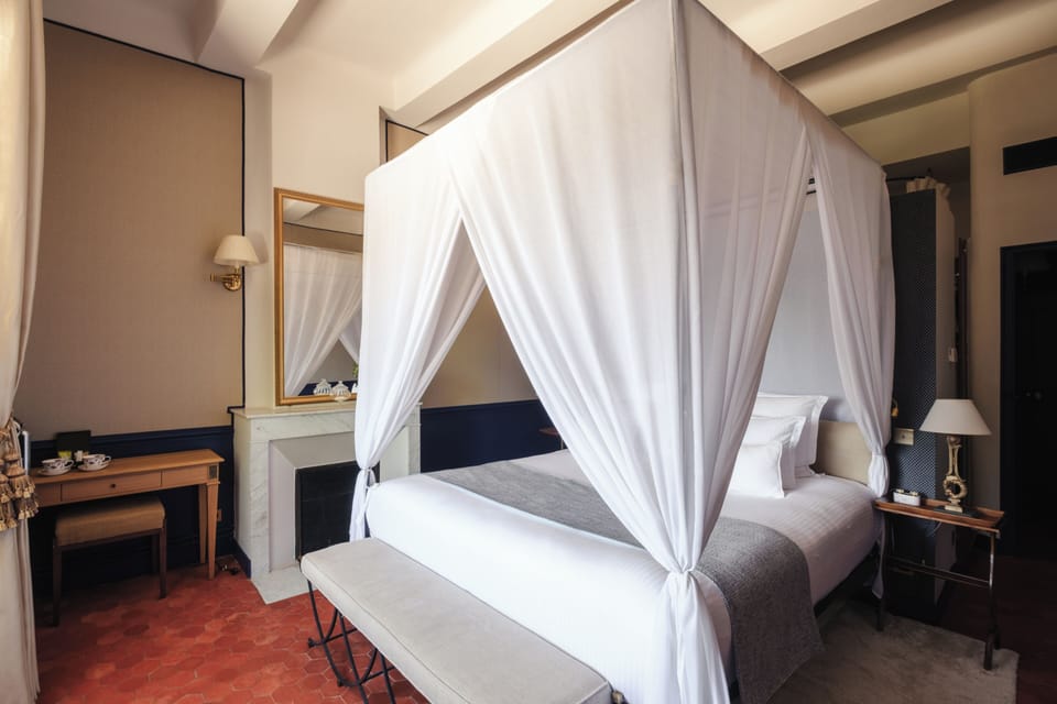 Chambre Deluxe Château | Bathroom | Free toiletries, hair dryer, bathrobes, slippers