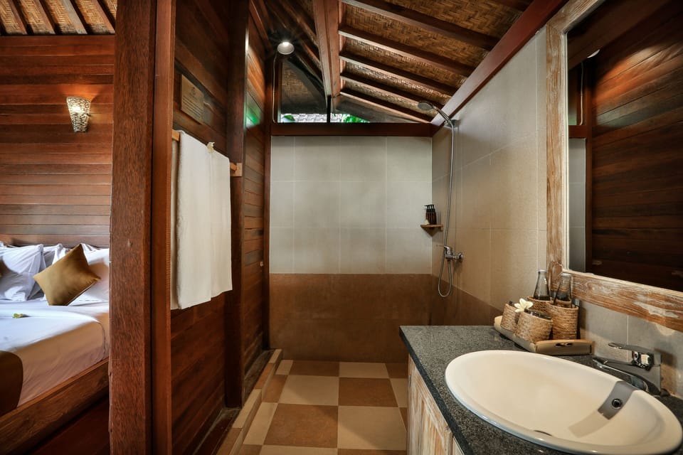 Deluxe Double Room | Bathroom | Free toiletries, slippers, bidet, towels