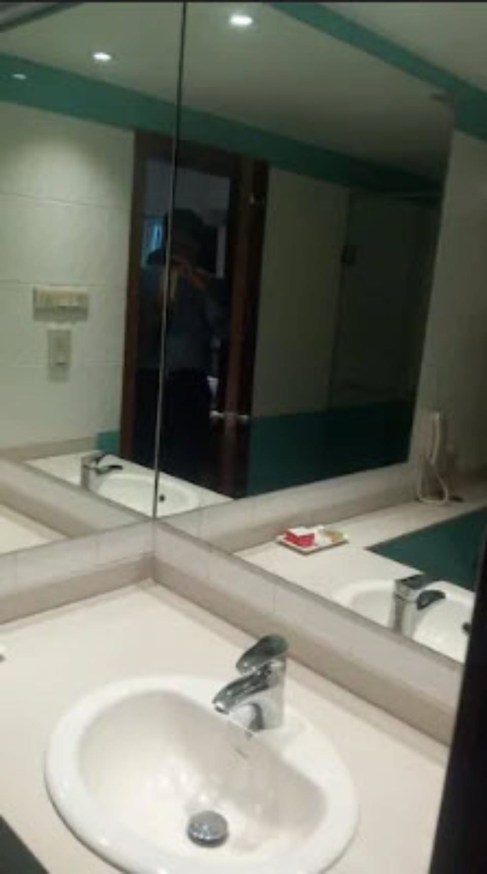 Shower, free toiletries, towels