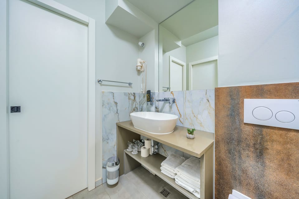 Junior Suite | Bathroom | Shower, hair dryer, towels, soap
