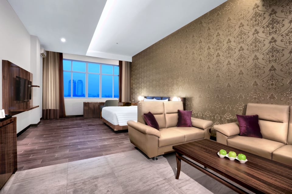 Junior Suite | In-room safe, desk, soundproofing, WiFi (free)