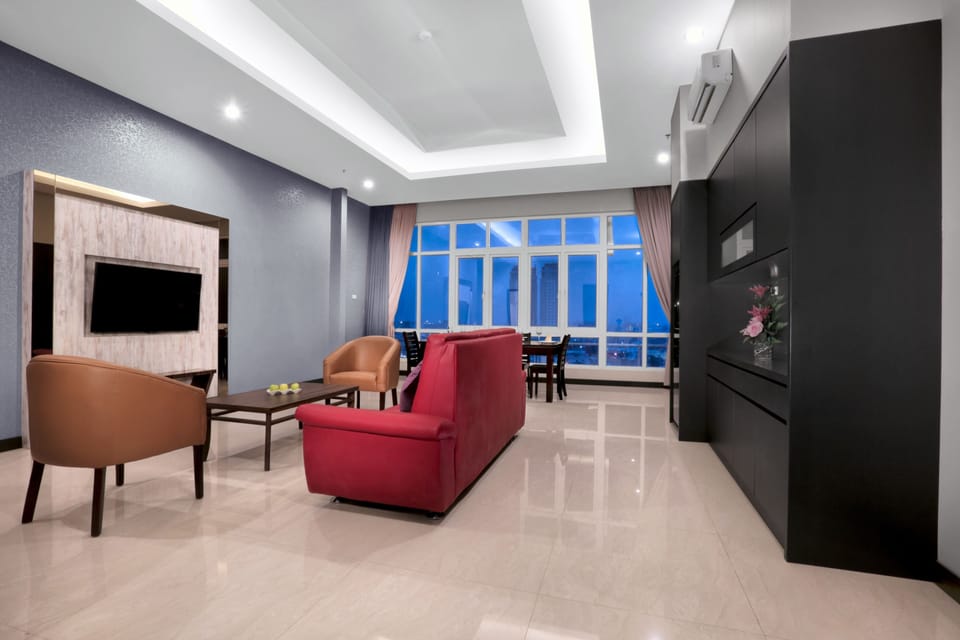 Suite | Living area | 32-inch LED TV with satellite channels, TV