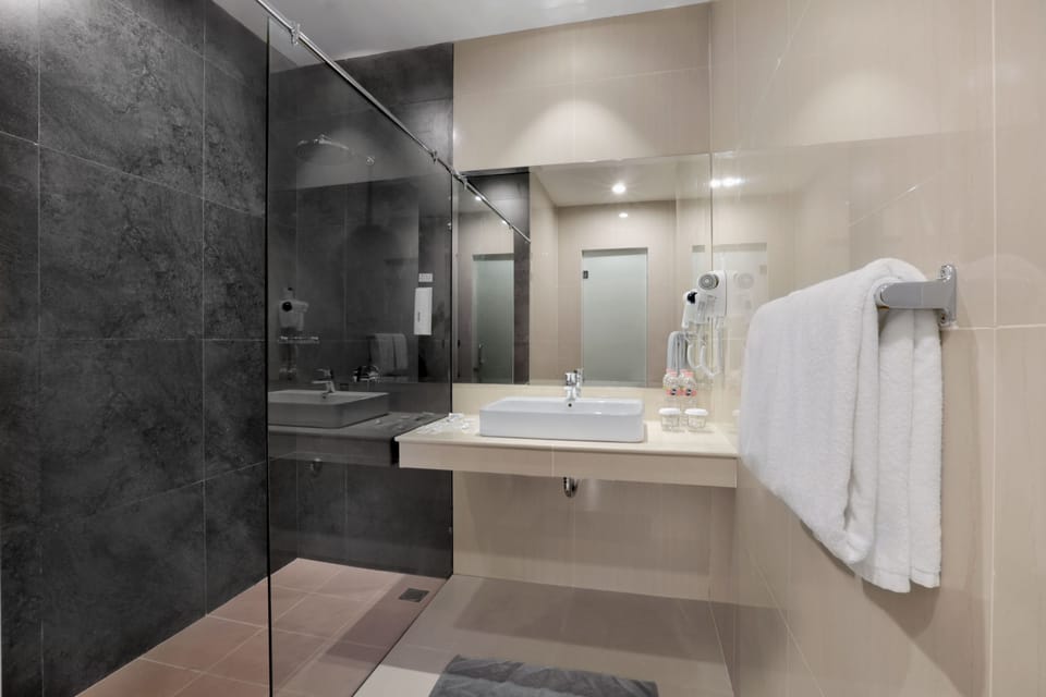 Suite | Bathroom | Shower, slippers, towels