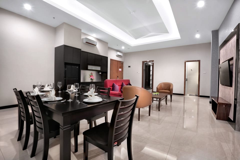 Suite | Living area | 32-inch LED TV with satellite channels, TV