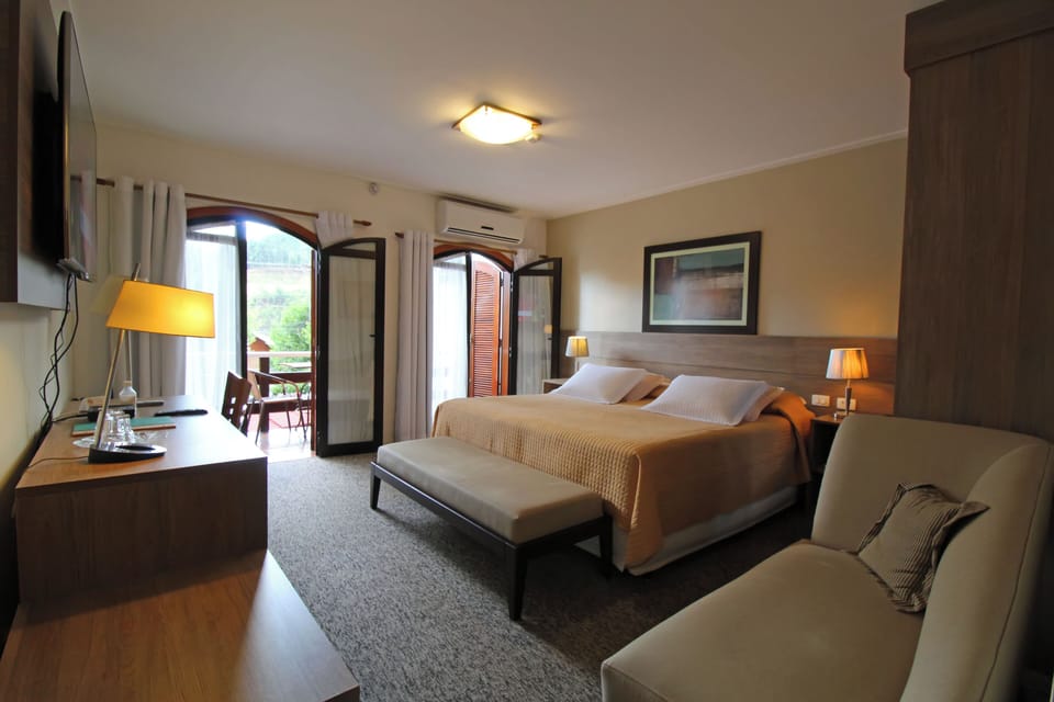 Luxury Suite | Minibar, in-room safe, blackout drapes, soundproofing