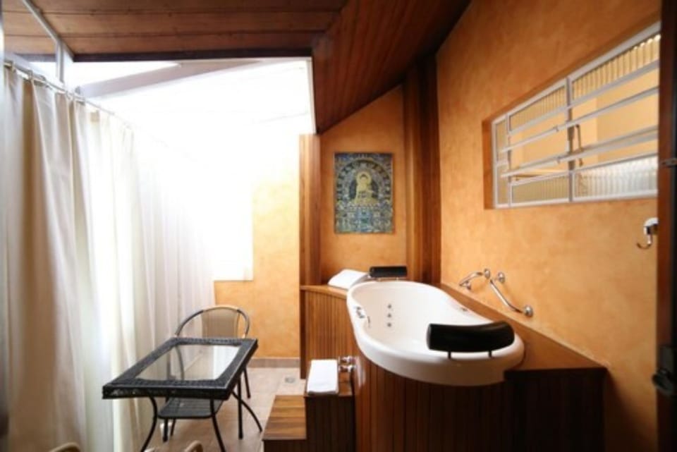 Suite | Jetted tub