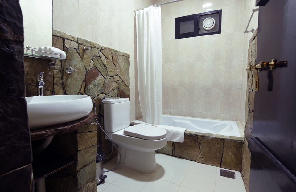 Signature Suite, 1 King Bed, Non Smoking, Valley View | Bathroom | Free toiletries, towels, soap, shampoo