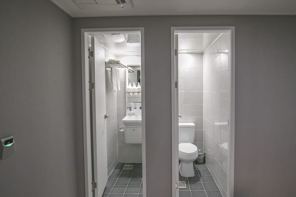 Family Room | Bathroom | Shower, free toiletries, hair dryer, slippers