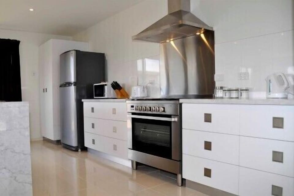 Family House, 2 Bedrooms | Private kitchen | Full-size fridge, microwave, oven, stovetop