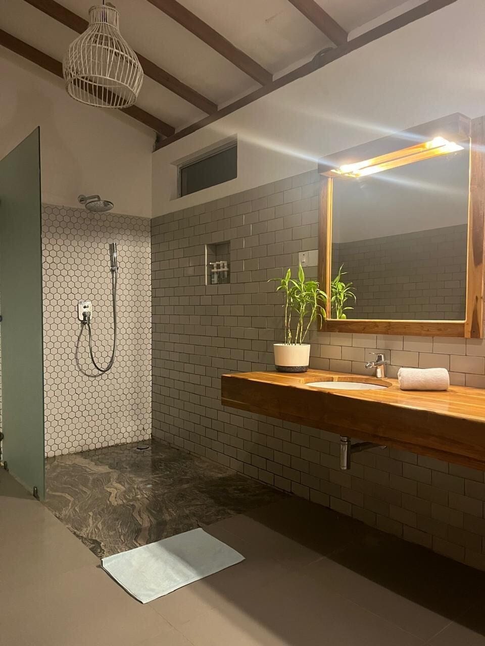 Deluxe Suite with Plunge Pool and Sea View | Bathroom | Shower, free toiletries, hair dryer, slippers