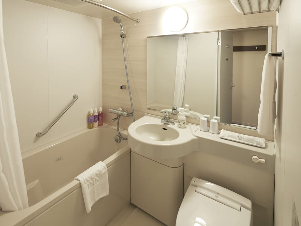 Relax Twin Room | Bathroom | Combined shower/tub, free toiletries, hair dryer, slippers