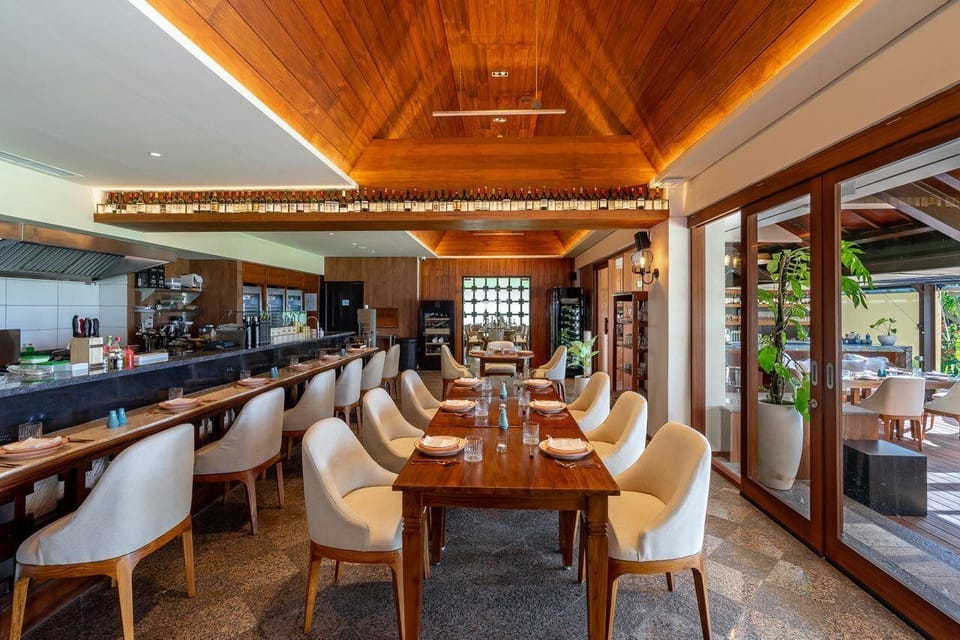 3 restaurants; breakfast, lunch, and dinner served