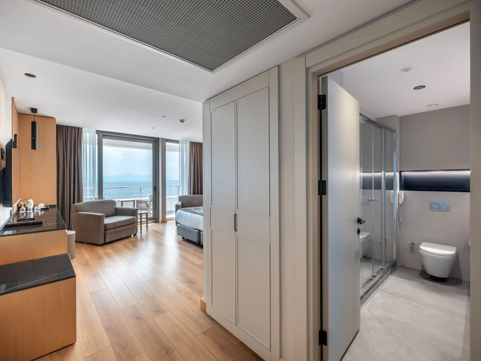 Deluxe Double or Twin Room, 1 Double Bed, Non Smoking, Sea View | Minibar, in-room safe, desk, free WiFi