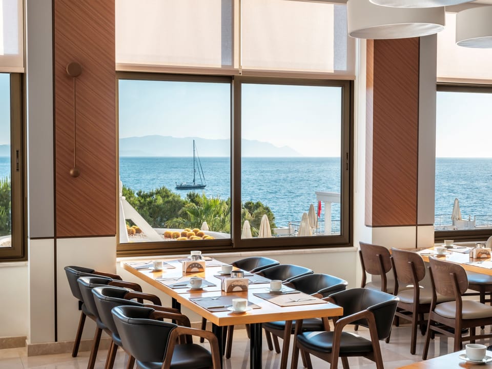 2 restaurants; breakfast and dinner served