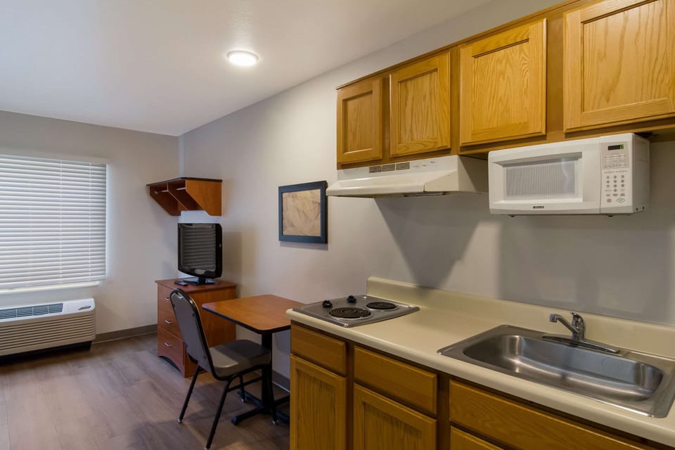 Full-size fridge, microwave, stovetop