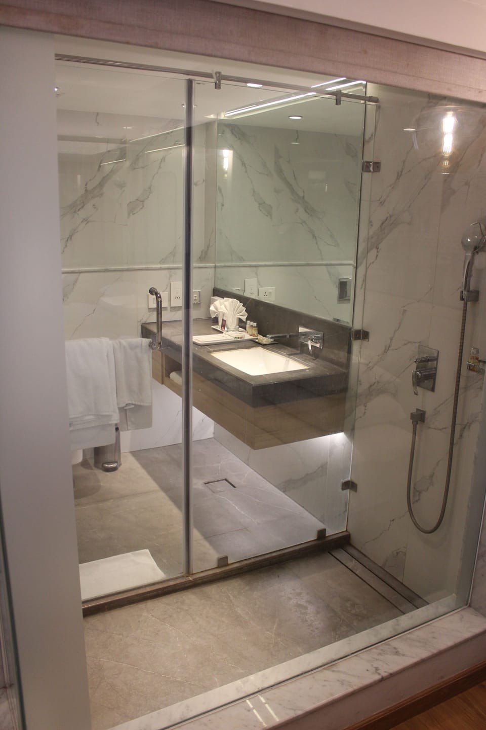 Superior Room | Bathroom | Free toiletries, hair dryer, bathrobes, slippers