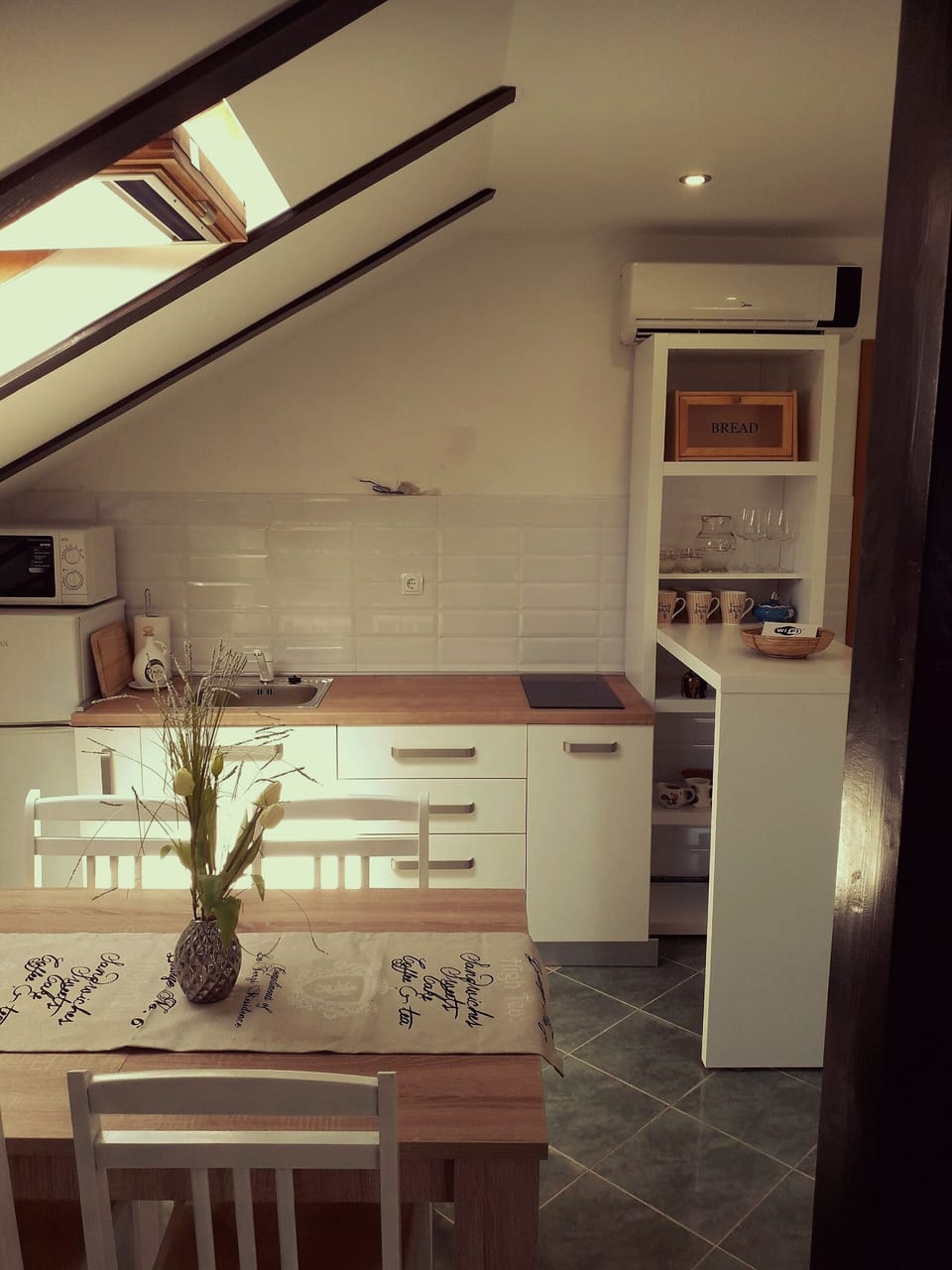 Studio | Private kitchen | Fridge, coffee/tea maker, electric kettle, cookware/dishes/utensils