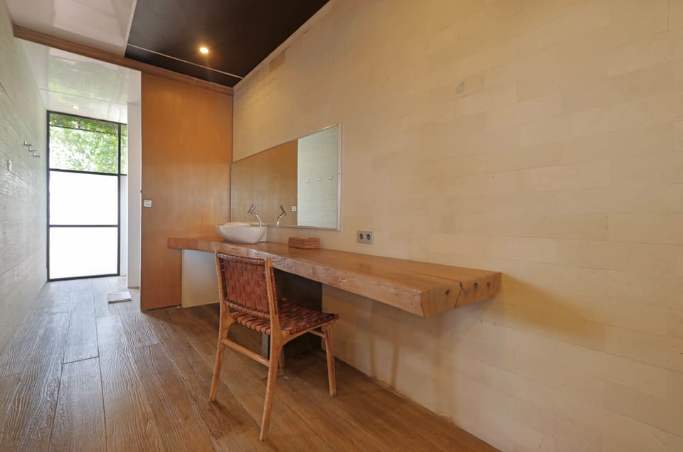 Sky Loft | Minibar, in-room safe, desk, iron/ironing board