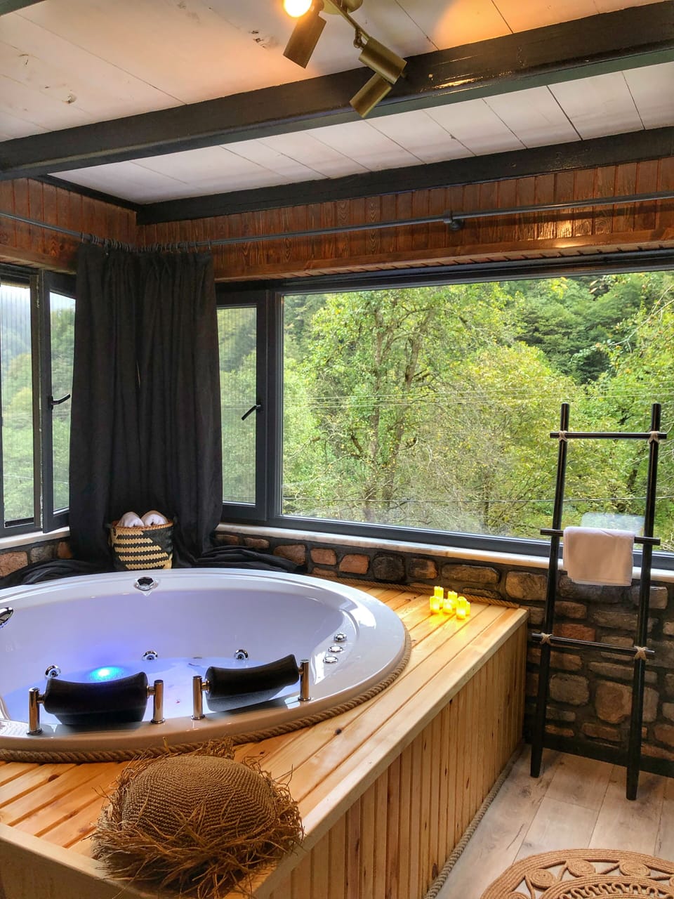 Luxury Room, 1 King Bed, Jetted Tub, Valley View | Premium bedding, desk, laptop workspace, soundproofing