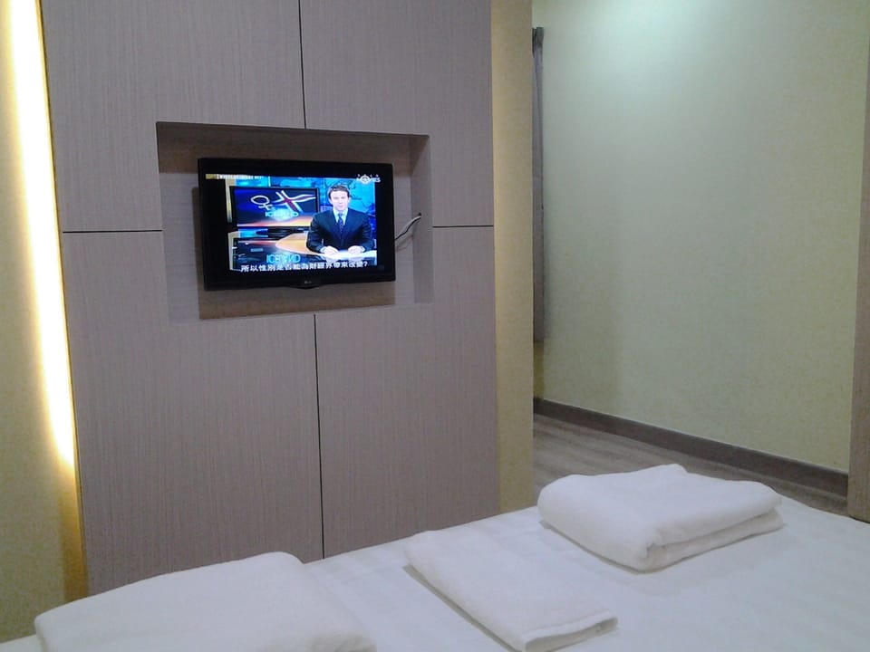 Queen Room | Desk, WiFi (free)