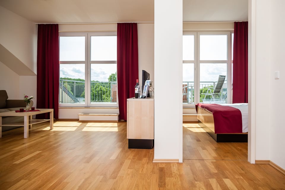 Suite | Hypo-allergenic bedding, in-room safe, desk, laptop workspace