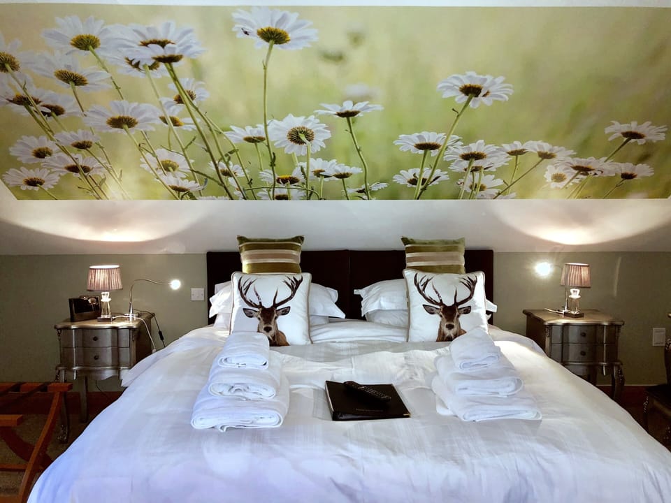 Luxury Triple Room, Ensuite, Garden View (Lizzies Room) | Egyptian cotton sheets, premium bedding, in-room safe