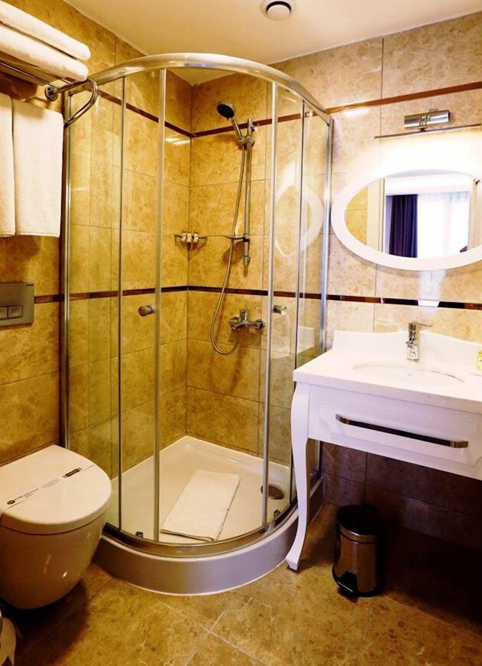 Standard Twin Room, 2 Twin Beds | Bathroom | Shower, free toiletries, hair dryer, slippers