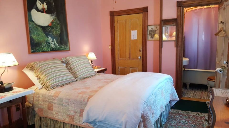 Tree Top Suite | Premium bedding, free WiFi