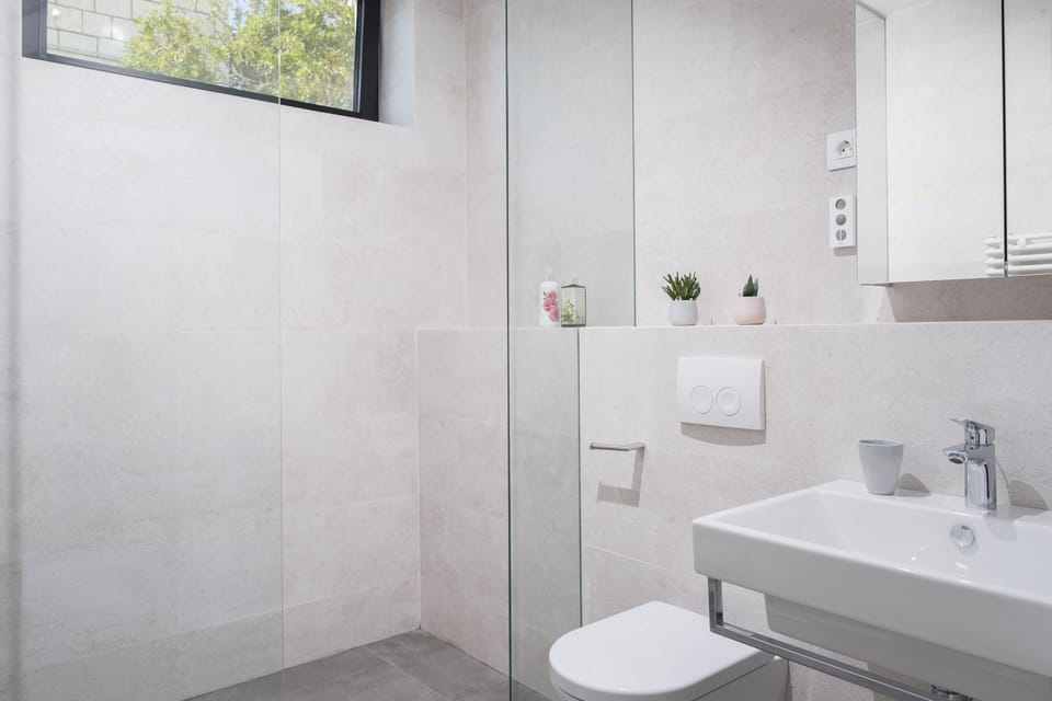  Exclusive Three Bedroom Apartment with Sea view and Balcony  | Bathroom | Shower, free toiletries, hair dryer, slippers