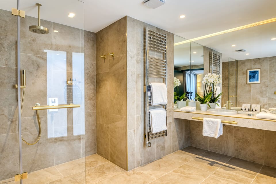 Shower, rainfall showerhead, free toiletries, hair dryer