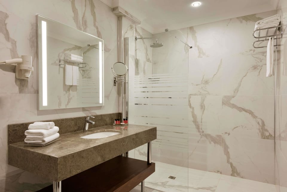 Shower, rainfall showerhead, free toiletries, hair dryer