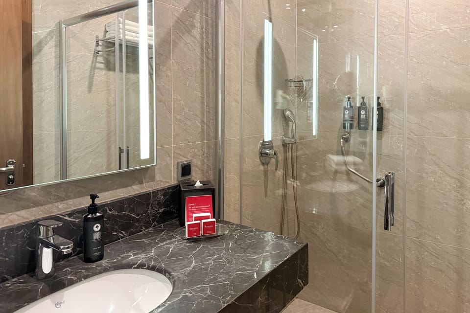 Standard Room, 1 Queen Bed, Non Smoking | Premium bedding, minibar, in-room safe, desk