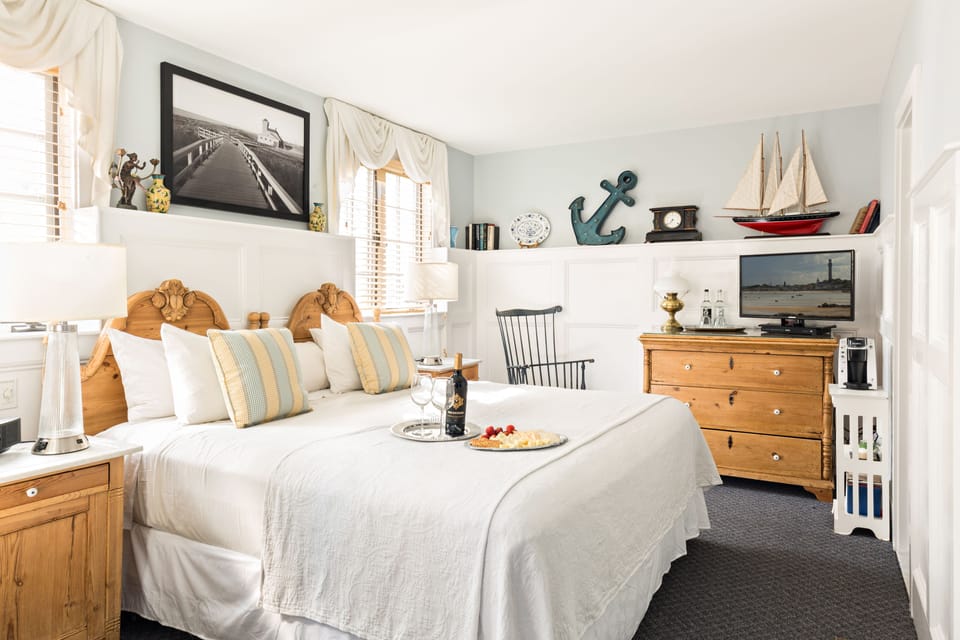 Deluxe Room, 1 King Bed | Premium bedding, in-room safe, soundproofing, iron/ironing board