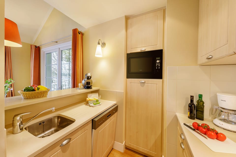 Full-size fridge, microwave, stovetop, dishwasher