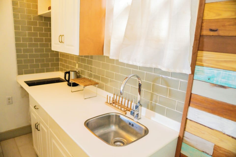 Apartment, 1 Bedroom | Private kitchenette | Electric kettle, paper towels