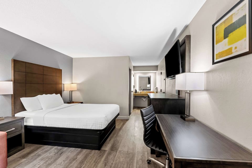 Standard Room, 1 Double Bed, Accessible, Bathtub (Bathtub) | In-room safe, desk, laptop workspace, iron/ironing board
