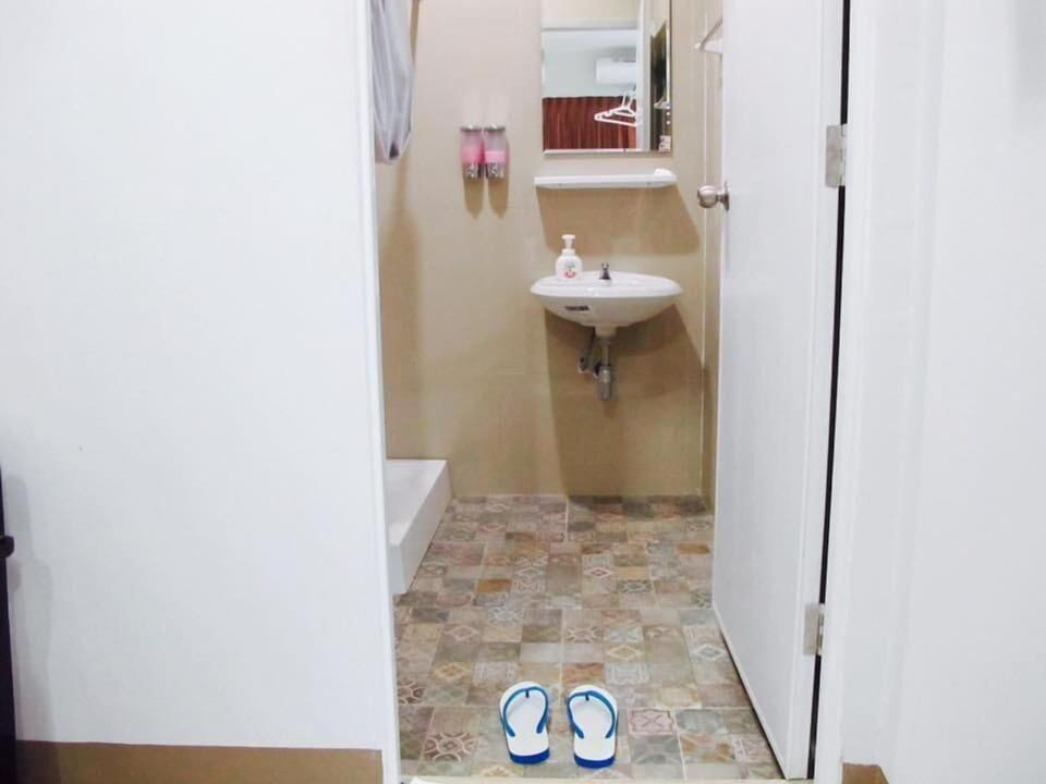 Shower, free toiletries, towels