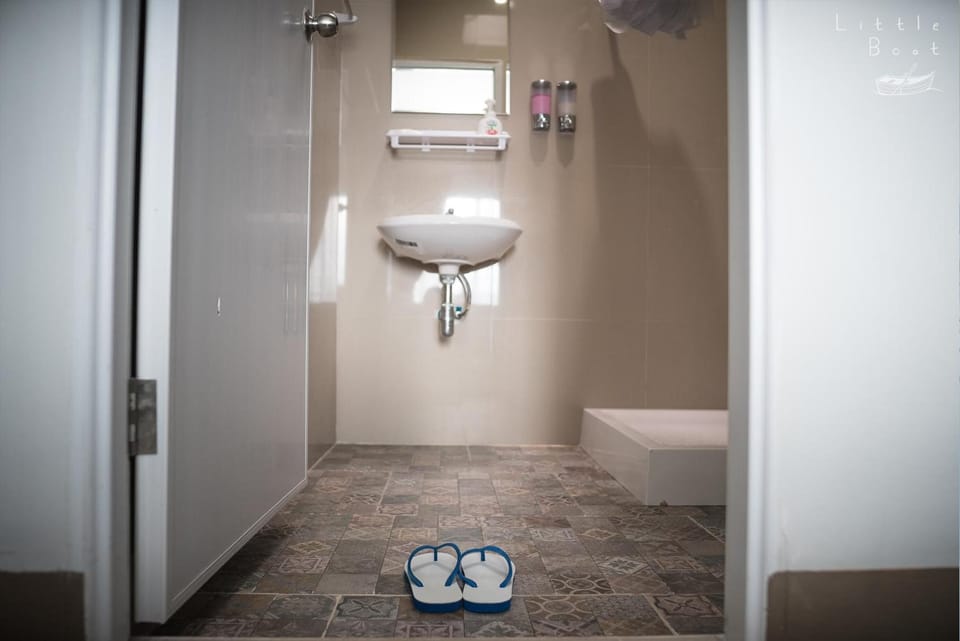 Shower, free toiletries, towels